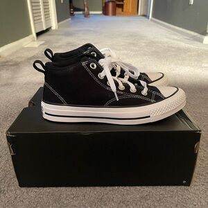 Converse kids mid chuck Taylor size 5 kids